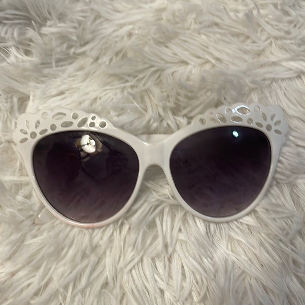 White Cateye Sunglasses • Black lenses